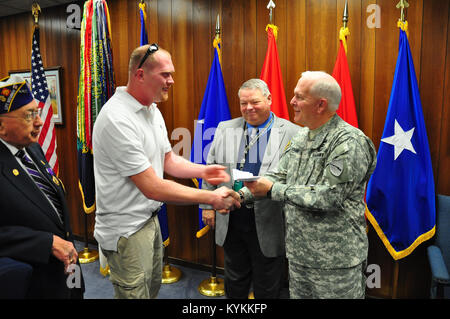 Ein Kentucky Kapitel für Purple Heart Veteranen stellte eine überprüfung Nov. 12 für das Kentucky National Guard Memorial, die gerade dabei sind, Kapital außerhalb der Boone National Guard Zentrum in Frankfort, Ky gebaut werden. Von links nach rechts, Herr Freddie Maggard, Herrn John Bradford-on-Avon, Frau Christene Napier, Leroy Spaulding, Judy Spaulding, Charles Rawlings (Kommandant der Organisation) und Brig Gen. Ben Adams. (US Army National Guard Foto vom Kapitän Stephen Martin). Stockfoto