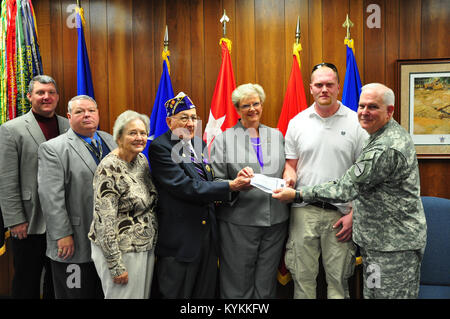 Ein Kentucky Kapitel für Purple Heart Veteranen stellte eine überprüfung Nov. 12 für das Kentucky National Guard Memorial, die gerade dabei sind, Kapital außerhalb der Boone National Guard Zentrum in Frankfort, Ky gebaut werden. Von links nach rechts, Herr Freddie Maggard, Herrn John Bradford-on-Avon, Frau Christene Napier, Leroy Spaulding, Judy Spaulding, Charles Rawlings (Kommandant der Organisation) und Brig Gen. Ben Adams. (US Army National Guard Foto vom Kapitän Stephen Martin). Stockfoto