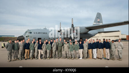 Kadetten von der Air Force Reserve Officer Training Corps Loslösung 295 Tour die Kentucky Air National Guard Base in Louisville, Ky., Nov. 19, 2013. Mehr als 30 Kadetten besucht Aircraft Maintenance Operations bei der 123 Airlift Wing und eine C-130 Hercules Static Display. AFROTC Loslösung 295 ist an der Universität von Louisville. (U.S. Air National Guard Foto von Maj. Dale Greer) Stockfoto