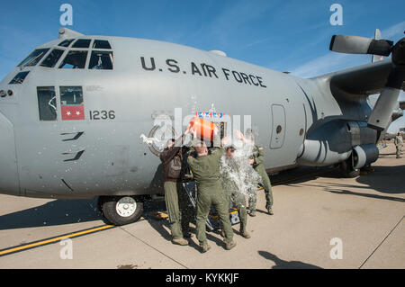 Mitglieder der 123 Airlift Wing begießen, Oberstleutnant Scott Wilson, ein Kentucky Air National Guard C-130 Pilot, mit Wasser als Er verlässt das Flugzeug für das letzte Mal an der Kentucky Air National Guard Base in Louisville, Ky., Nov. 20, 2013. Wilson, der eingestellt ist, Jan. 31, 2014 in den Ruhestand zu treten, wurde er seine endgültige, oder "Fini", Flug. (U.S. Air National Guard Foto von Maj. Dale Greer) Stockfoto