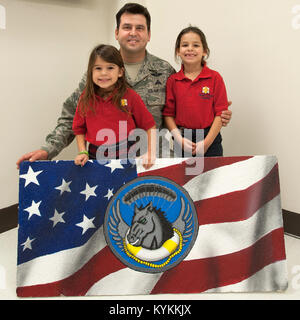 Master Sgt. Joey Youdell, ein pararescueman in 123 Spezielle die Kentucky der Air National Guard Taktiken Squadron, erstellt eine "Einheit stolz" deckenfliese mit seinen Töchtern, Olivia (links) und Julia. Die handbemalte Fliese ist eine von mehreren, die in Kreis Recreation Center Der Sieger an der Kentucky Air Guard Base in Louisville, Ky installiert wurden. (U.S. Air National Guard Foto von Maj. Dale Greer) Stockfoto