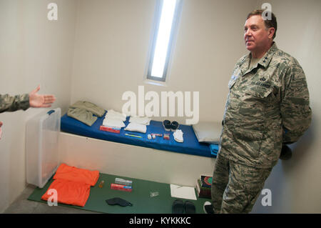 Luftwaffe Generalmajor Edward Tonini, Adjutant General für den Zustand von Kentucky, ist typisch Häftling Wohnräume während einer Tour von Camp V am U.S. Naval Station Guantanamo Bay, Kuba Dez. 3, 2013. Tonini kam auf die Insel zu besuchen mit Kentucky Wachposten zu Gtmo zur Unterstützung der öffentlichen Angelegenheiten Operationen eingesetzt. (Army National Guard Foto von Sgt. David Bolton/133 Mobile Public Affairs Ablösung/Joint Task Force - gtmo Public Affairs) Stockfoto