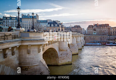 Paris schöne Brücke bei Sonnenuntergang. In der Nähe der historischen Post Neuf, die älteste Brücke der Stadt. Pastell rosa, blau- und Cremetönen. Stockfoto