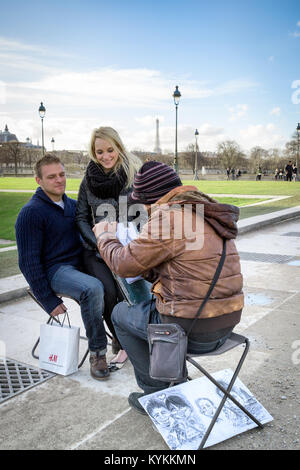 PARIS - Jan 2, 2014: Unbekannter Paar für ein Portrait in den Tuilerien. Künstler auf der Straße in Paris gesehen werden, diese erstellen Stockfoto