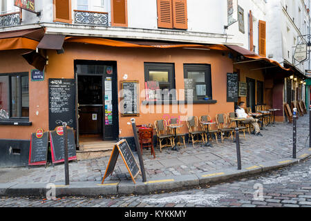 PARIS - Jan 2, 2014: Cafe in der Montmartre Viertel. Typische Ort mit Bürgersteig Tische und handschriftlichen Menüs. Stockfoto