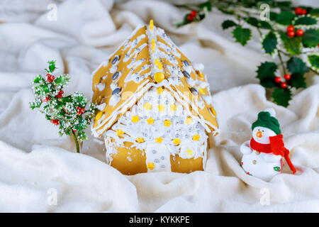 Verschiedene hausgemachte Lebkuchen Haus mit Weihnachtsschmuck, künstlichen Schneefall Weihnachtsbaum, Stockfoto