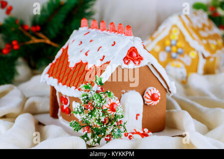 Sortierte Weihnachten Lebkuchen Cookies. Dorf, Haus, Baum. Hintergrund Schneeflocken. Weihnachtskarte mit Lebkuchenhaus, Weihnachtsbaum Stockfoto