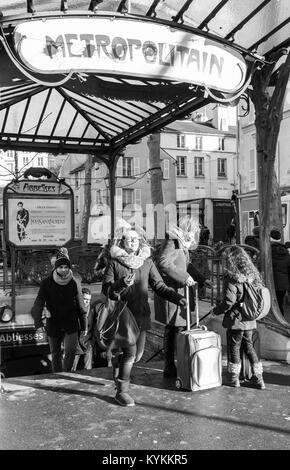 PARIS - Jan 2, 2014: Der berühmte Abbesses Metro Eingang, mit einem unverwechselbaren Jugendstil Glas Vordach von Hector Guimard im Jahr 1902 konzipiert. Unbekannter pa Stockfoto