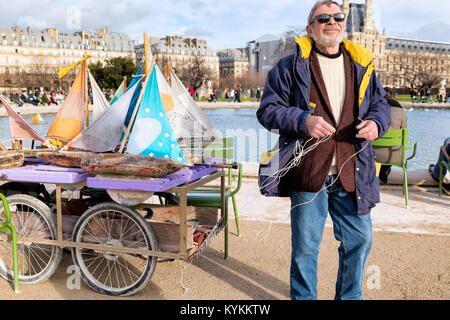 PARIS - Jan 2, 2014: Modell Segelboote zu mieten für Besucher am See im Jardin des Tuileries. Segeln die bunten vintage Boote aus Holz ist eine Population Stockfoto