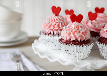 Cupcakes. Red velvet Cupcakes mit roten Herzen dekoriert Stockfoto