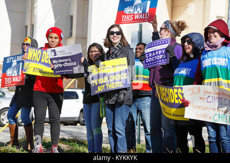 Raleigh, North Carolina. 13. Januar, 2018. Pro-Choice Demonstration während eines Leben und Anti-Abortion Rallye. Stockfoto