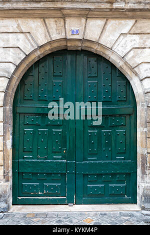 Paris Frankreich malerisch geschwungenen antiken Doppelte vordere Einstiegstür, lackiert Teal Blue grün. Stockfoto