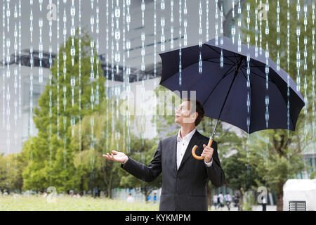 Geschäftsmann, ein Regenschirm und Regen der digitalen Signal Konzept. Stockfoto