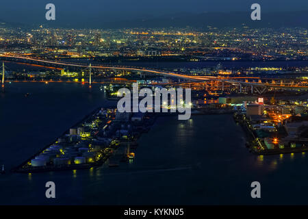 OSAKA, Japan - 28. Oktober: Osaka Bay in Osaka, Japan, am 28. Oktober 2014. Branchen suchen rund um Osaka Bay, weil es qualifizierte und reichlich w sind Stockfoto