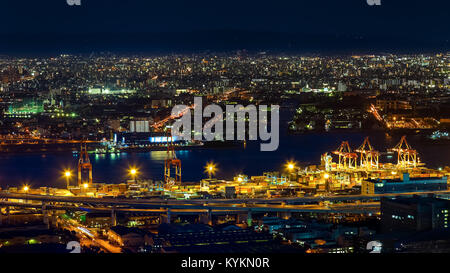 OSAKA, Japan - 28. Oktober: Osaka Bay in Osaka, Japan, am 28. Oktober 2014. Branchen suchen rund um Osaka Bay, weil es qualifizierte und reichlich w sind Stockfoto