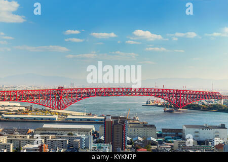 OSAKA, Japan - 28. Oktober: Minato Brücke in Osaka, Japan, am 28. Oktober 2014. 1974 eröffnet, eine doppelstöckige Cantilever truss Bridge. Es ist der dritte-l Stockfoto