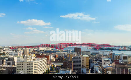 OSAKA, Japan - 28. Oktober: Minato Brücke in Osaka, Japan, am 28. Oktober 2014. 1974 eröffnet, eine doppelstöckige Cantilever truss Bridge. Es ist der dritte-l Stockfoto