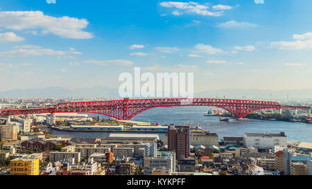 OSAKA, Japan - 28. Oktober: Minato Brücke in Osaka, Japan, am 28. Oktober 2014. 1974 eröffnet, eine doppelstöckige Cantilever truss Bridge. Es ist der dritte-l Stockfoto