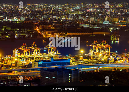 OSAKA, Japan - 28. Oktober: Osaka Bay in Osaka, Japan, am 28. Oktober 2014. Branchen suchen rund um Osaka Bay, weil es qualifizierte und reichlich w sind Stockfoto