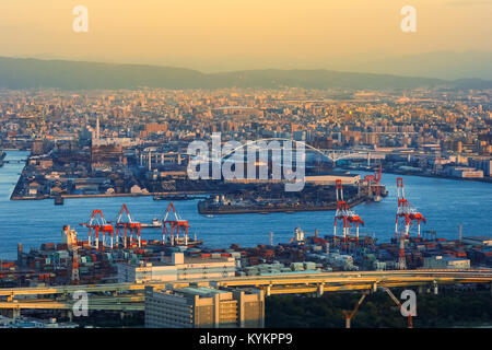 OSAKA, Japan - 28. Oktober: Osaka Bay in Osaka, Japan, am 28. Oktober 2014. Branchen suchen rund um Osaka Bay, weil es qualifizierte und reichlich w sind Stockfoto