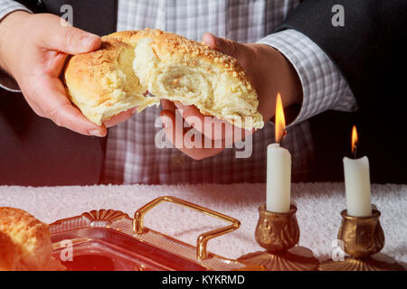 Sabbat kiddusch Zeremonie Komposition mit zwei Kerzen im Leuchter und einem traditionellen süßen frischen Laib challah Brot Stockfoto