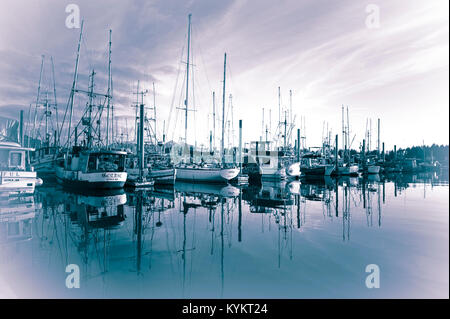 Kommerzielle Fischerboote, Hafenszene in der Nähe der Innenstadt von Sitka, Alaska, USA. Stockfoto