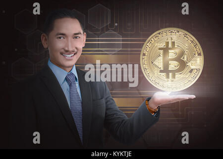 Asiatische Geschäftsmann übersicht Bitcoin Symbol als virtuelle Geld gegen Platine Hintergrund Stockfoto