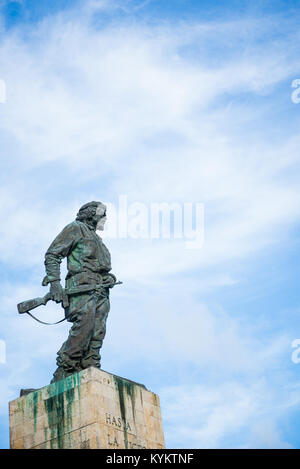 Plaza Che Guevara, Santa Clara, Kuba - November 26, 2015: Seitenansicht des eine Bronzestatue von Che Guevara, kubanischen National Monument, Ernesto Guevara Stockfoto