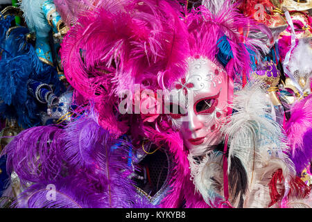 Reich verzierte Karneval Maske unter bunten Federn in Venedig, Italien. Stockfoto