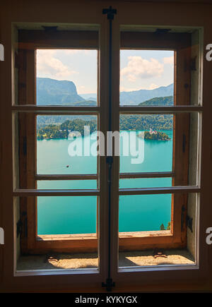Blick auf den See von Bled und die Kirche auf der Insel aus dem Fenster der Burg von Bled, Slowenien Stockfoto