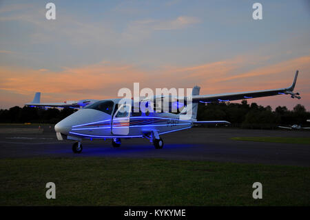 Das Flugzeug Tecnam P2006T war mit LED-Leuchten und Pyrotechnik ausgestattet, um die Paralympics 2012 in London zu eröffnen. Eröffnungszeremonie bei Nacht Stockfoto