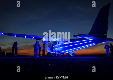 Das Flugzeug Tecnam P2006T war mit LED-Leuchten und Pyrotechnik ausgestattet, um die Paralympics 2012 in London zu eröffnen. Eröffnungszeremonie bei Nacht Stockfoto