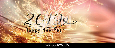 Wunderkerzen auf Gold und Rosa abstrakt Hintergrund mit Seide. Frohes Neues Jahr 2019 zitieren. Perfekt für Social Media Kampagnen. Stockfoto