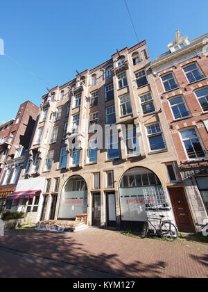 Ein Foto aus der Wally Schirra Collection, das eine Straßenansicht von Overtoom 172-174 zeigt und die Architektur und Umgebung eines bestimmten Ortes im historischen Kontext feststellt. Stockfoto