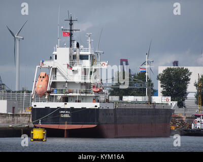 Ein Foto der Longfjell, ein Frachtschiff aus dem Jahr 2005, das im Hafen von Amsterdam anlegt. Die IMO-Nummer des Schiffes lautet 9268863, womit es als Teil des internationalen Seeregisters identifiziert wird. Stockfoto