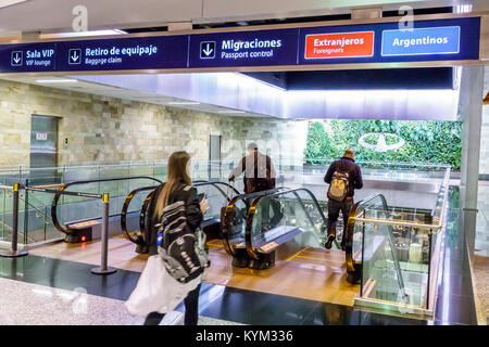 Buenos Aires Argentinien, Ministro Pistarini International Airport Ezeiza EZE, Terminal, Rolltreppe, Schild, Spanisch, Englisch, Sprache, zweisprachig, Passkontrolle Stockfoto