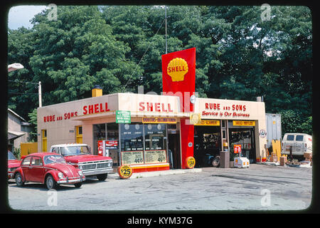 Die Vorderansicht der Rube & Sons Shell Tankstelle an der Route 9 mit klassischem Tankstellendesign und Vintage-Autos. Stockfoto