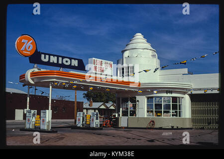Ein historisches Foto der Union 76 Tankstelle in 4th & Stone in Tucson, Arizona. Das Bild zeigt die klassische Architektur und das Design der Tankstelle aus der Mitte des 20. Jahrhunderts. Stockfoto