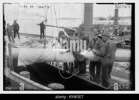 Arbeiten Sie an dem Schiff „Vanitie“, wie in dieser historischen Abbildung dargestellt, und zeigen Sie verschiedene Orte, darunter Cheyenne, Kingston und Milwaukie. Das Bild fängt das Wesen des Americana des 20. Jahrhunderts ein und reflektiert die Vergangenheit mit einem Schwerpunkt auf bemerkenswerten Orten wie Oklahoma City und Rock Springs. Stockfoto