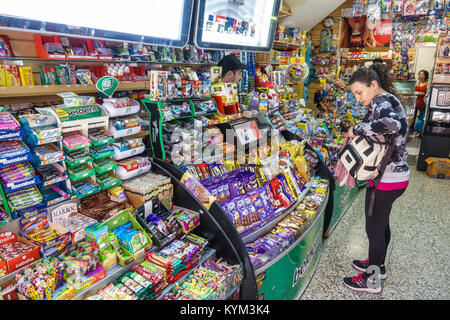 Buenos Aires Argentinien, Maxikiosco Sinclair, innen, 24-Stunden-Geschäft, Imbissladen, Kunde, Display, Süßigkeiten, Münzstätten, Frau weibliche Frauen, Shopper shoppen Stockfoto