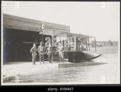 Ein historisches Luftfahrzeugbild von Morris, Morrow, Doc Wildman und Goodier, das frühe Luftfahrtpioniere mit einem Curtiss-Flugboot zeigt und frühe Flugtechnik und Luftfahrtgeschichte zeigt. Stockfoto