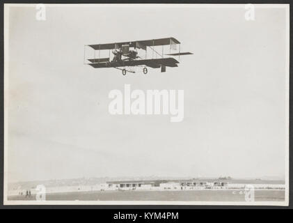 #Ein historisches Bild eines Curtiss Pusher Flugzeugs im Flug, ein früheres Doppeldeckermodell aus den Pioniertagen der Luftfahrt. Das Foto zeigt das unverwechselbare Design und die Flugeigenschaften des Flugzeugs. Stockfoto