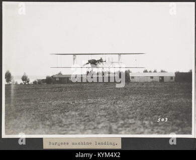 Ein historisches Foto, das eine Burgess-Landung zeigt. Das Bild fängt einen frühen Luftfahrtzeitpunkt mit einem Doppeldecker ein, der von der Burgess Company entworfen wurde und das Flugzeug während des Fluges zeigt, während es anfliegt. Dieses Flugzeug, wahrscheinlich ein Burgess Model H, war eine der Pioniermaschinen in der frühen amerikanischen Luftfahrt. Stockfoto