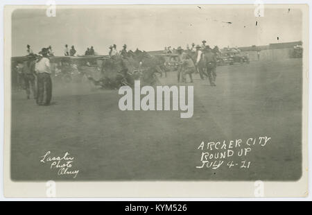 Ein historisches Bild, das das Archer City Round Up, eine traditionelle Texas Ranching-Veranstaltung, zeigt, die vom 4. Bis 21. Juli stattfindet. Das Foto fängt das Wesen der amerikanischen Viehzucht-Kultur und die Feier des amerikanischen Westens ein. Stockfoto