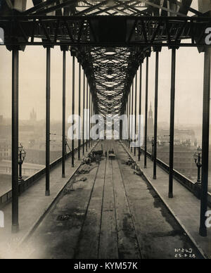 Blick entlang des Tyne Bridge kurz vor der Fertigstellung 37843340574 o Stockfoto