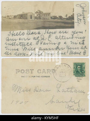 Ein historisches Bild von Johnson City, Texas, aufgenommen um 1907. Diese Postkarte zeigt einen Blick auf die Stadt mit Pferden und frühen Fahrzeugen und bietet einen Einblick in die urbane Landschaft und den Transport der Zeit. Stockfoto