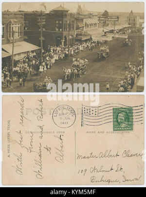 Eine schwarz-weiße Postkarte mit einer Parade in Lufkin, Texas, zeigt eine Menschenmenge, wie Pferde durch die Straßen ziehen. Das Bild ist Teil der George W. Cook Collection an der Southern Methodist University (SMU), die lokale Feierlichkeiten im Angelina County zeigt. Stockfoto