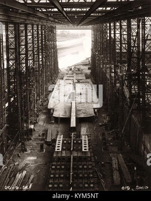 Foto vom 20. September 1956, das die Bodenverkleidung zeigt, die auf dem Schiff Northbank in Sunderland, England installiert wird. Das Bild zeigt einen bedeutenden Bauabschnitt des Schiffes in der William Doxford & Sons Werft am River Wear. Stockfoto