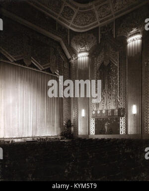 Ein historisches Foto des Innenraums des Paramount Theatre in Newcastle, das sein Art déco-Design und seine einzigartige Architektur vor dem Abriss zeigt. Stockfoto