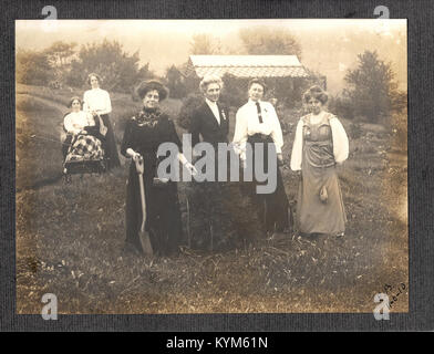 Suffragetten sind im Garten von Colonel Blathwayt abgebildet, einem wichtigen historischen Ort für Frauenwahlrechtsaktivismus in Großbritannien. Dieses Bild fängt einen wichtigen Moment der Wahlrechtsbewegung ein, wobei der Schwerpunkt auf der Beteiligung von Frauen am Kampf um das Wahlrecht liegt. Stockfoto